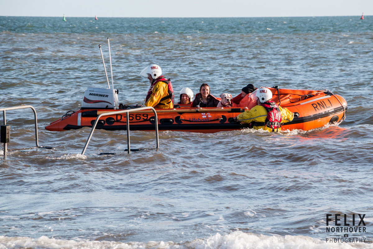 Exmouth RNLI volunteers rescue two dogs and two ladies cut off by the tide