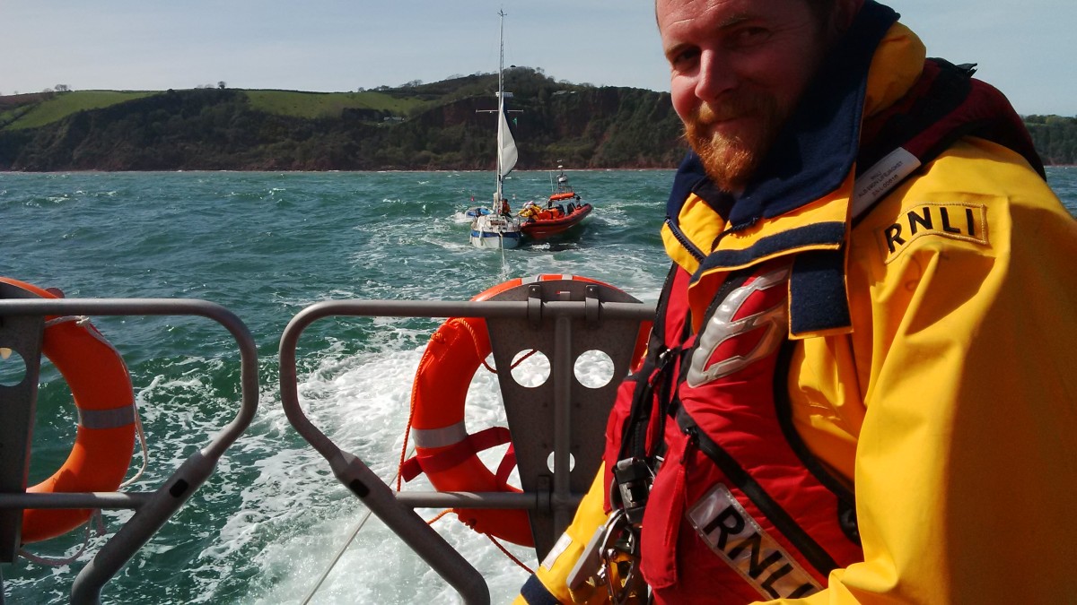 Exmouth and Teignmouth RNLI volunteers assist lone sailor in difficulty