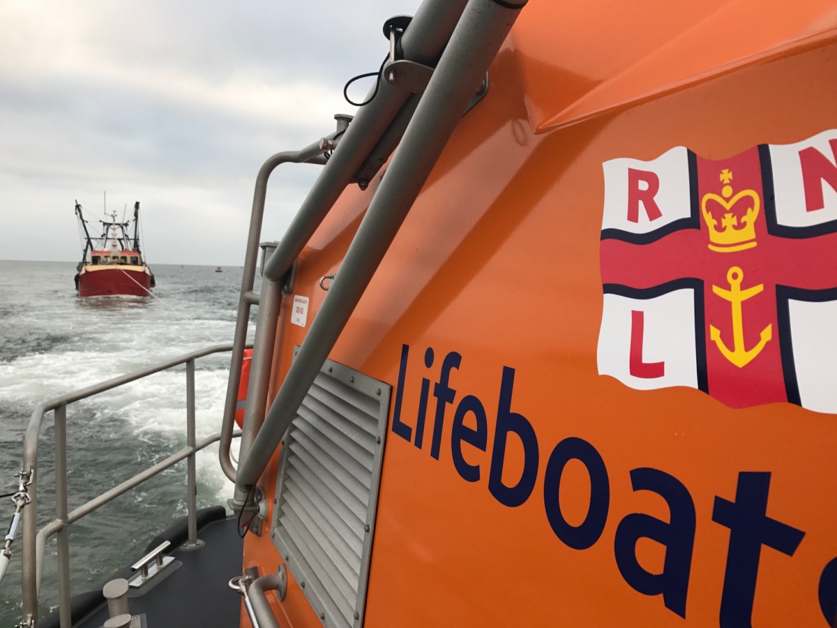 Exmouth RNLI volunteers assist local Scalloper at the end of a busy week