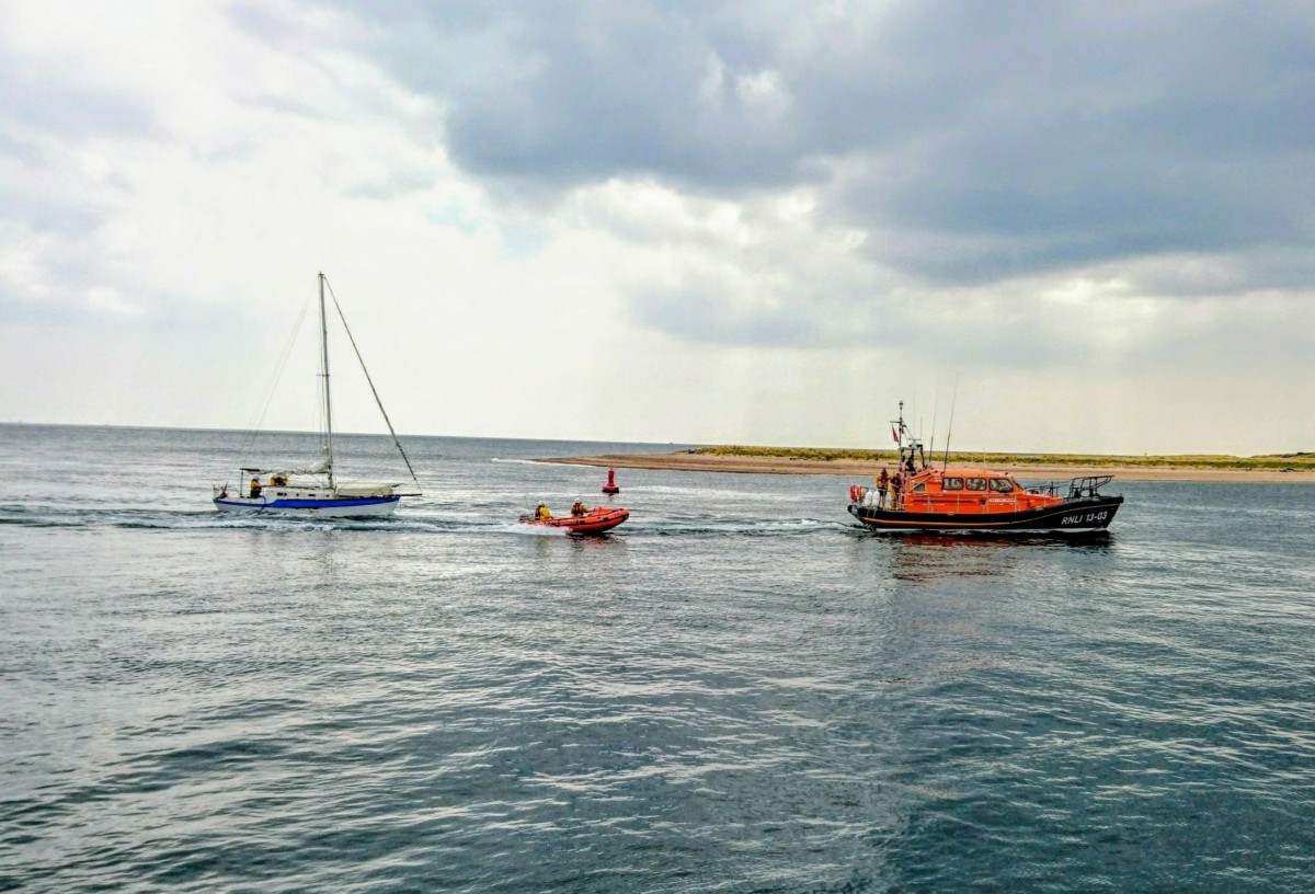 Both Exmouth lifeboats rescue lone sailor on ‘unseaworthy’ yacht