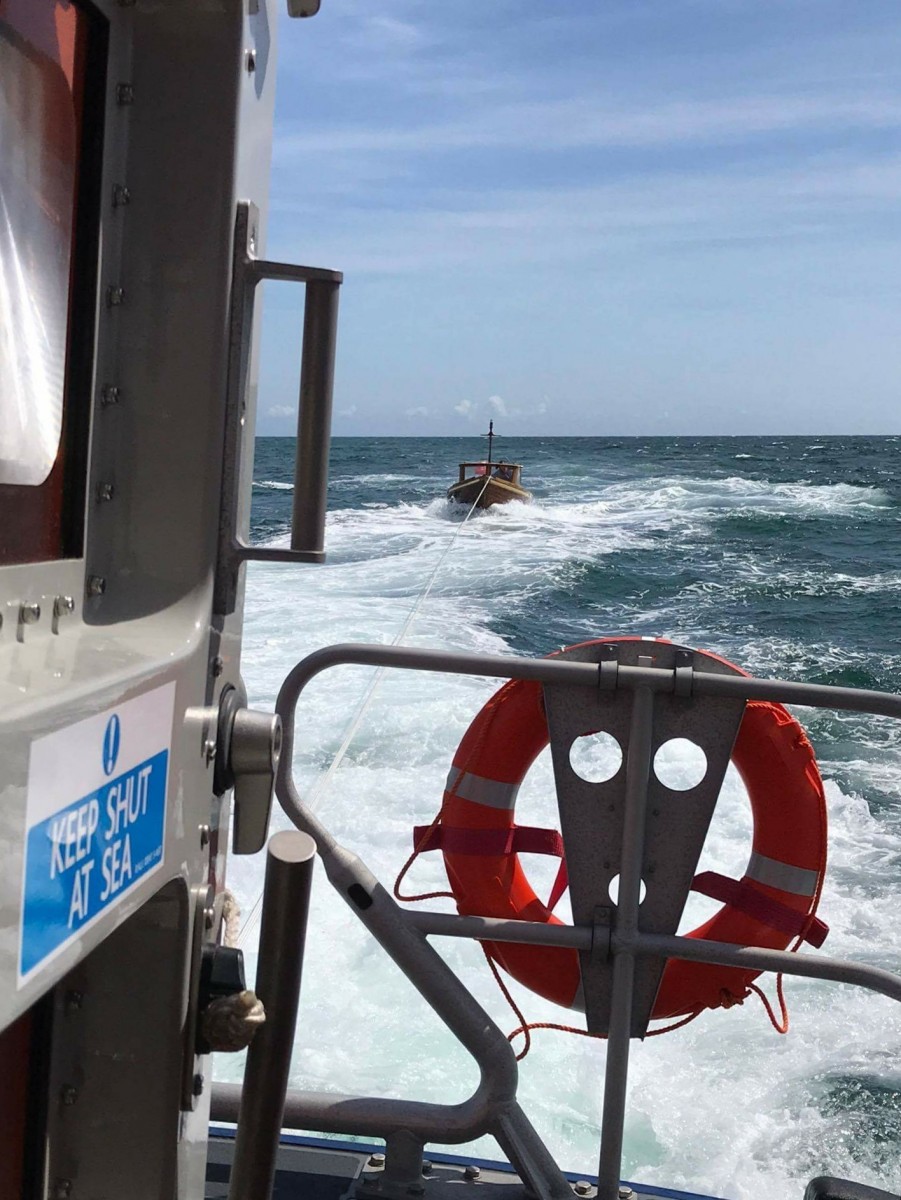 Exmouth RNLI volunteers assist lone fisherman with engine failure