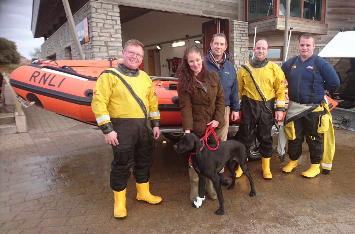 Exmouth RNLI Crew volunteers rescue lucky Luther after cliff fall