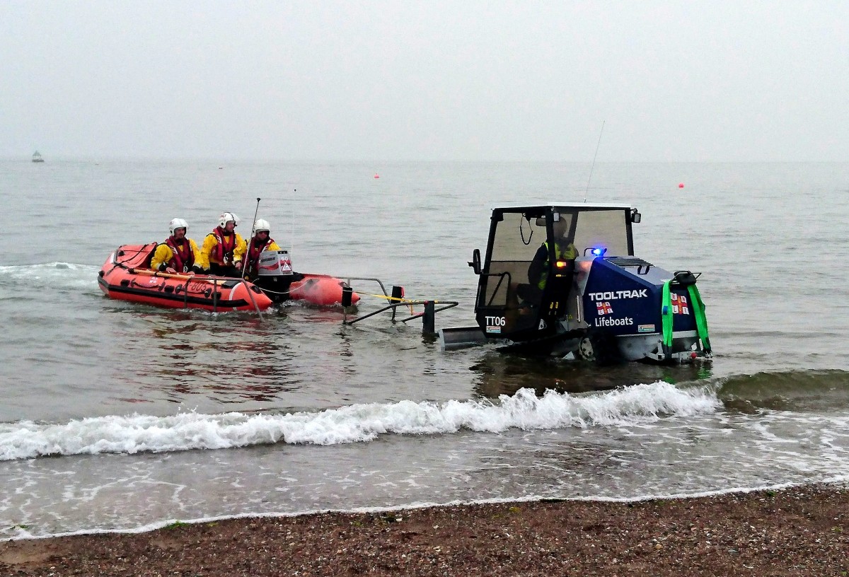 Exmouth RNLI rescue two men on yacht aground as fog rolls in