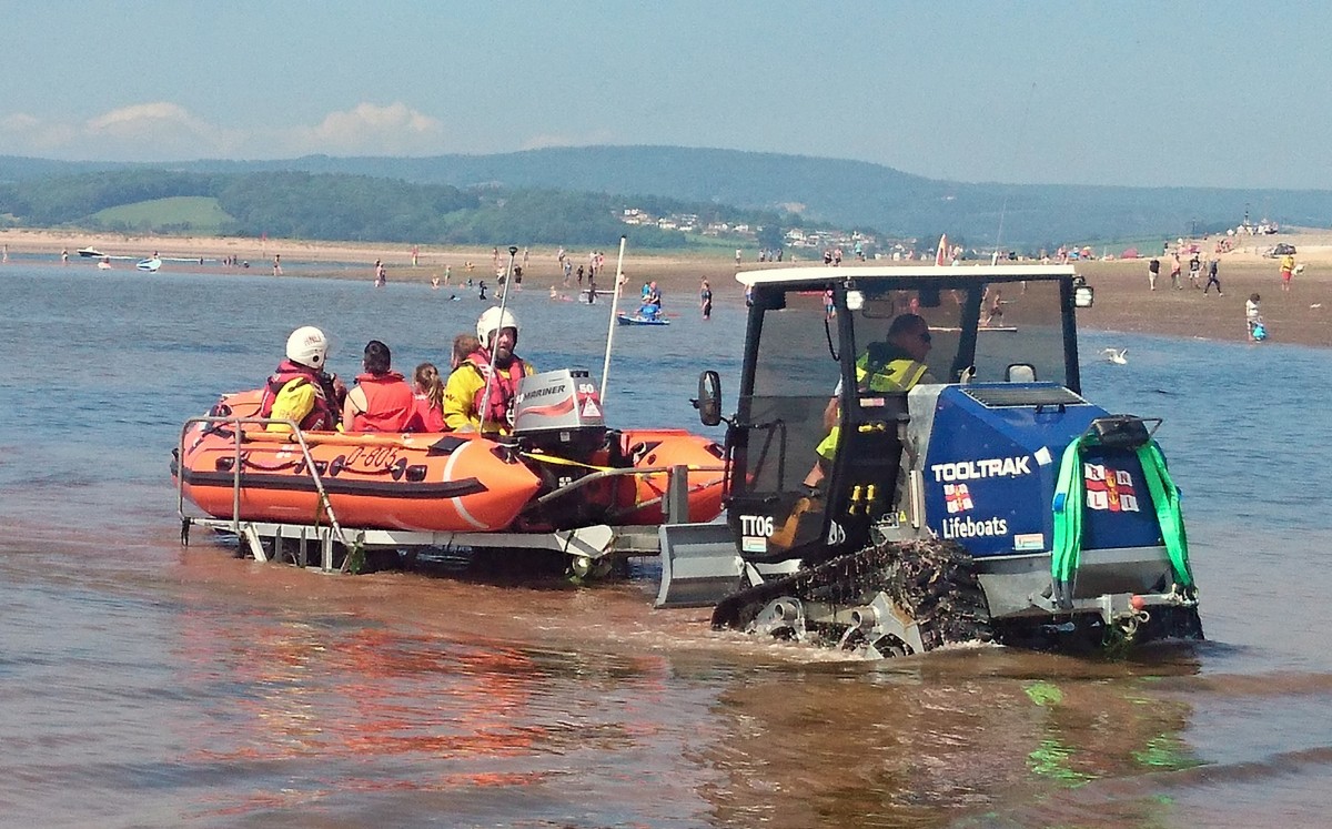 Exmouth RNLI rescue family on Bank Holiday day out to the beach