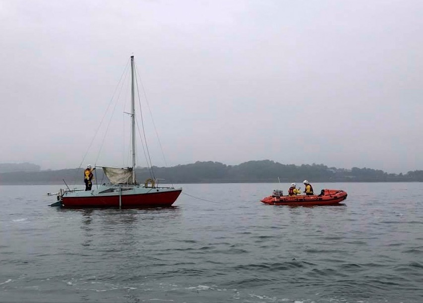 Exmouth RNLI volunteers assist disorientated solo sailor