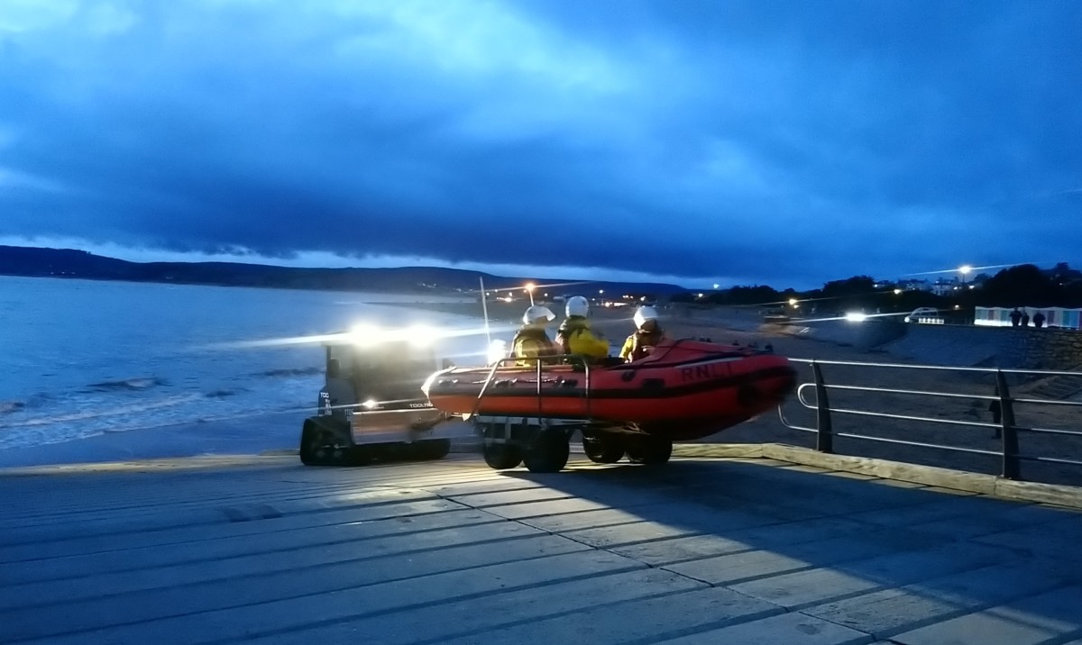 Exmouth RNLI Crew volunteers rescue Ted the dog, after fall